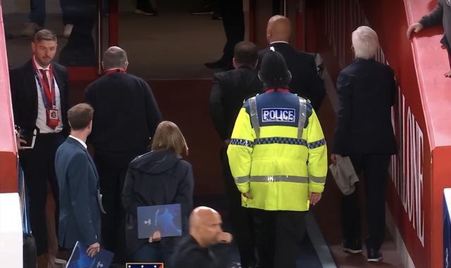 不远处站着, yid